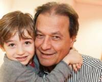 O vovô Luiz Carlos Franco e seu neto Teodoro