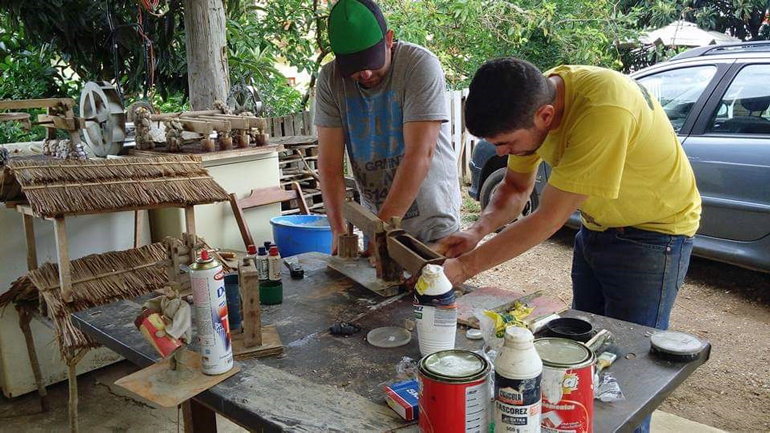 Presépio sendo concluído pelos trabalhadores