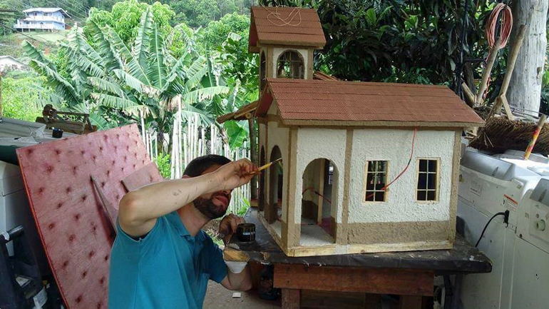 Presépio sendo concluído pelo pintor