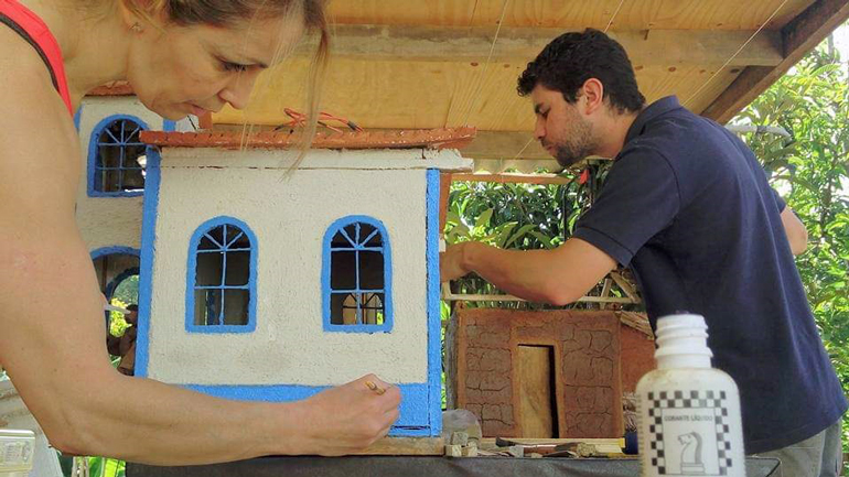 Presépio sendo concluído pelo eletricista